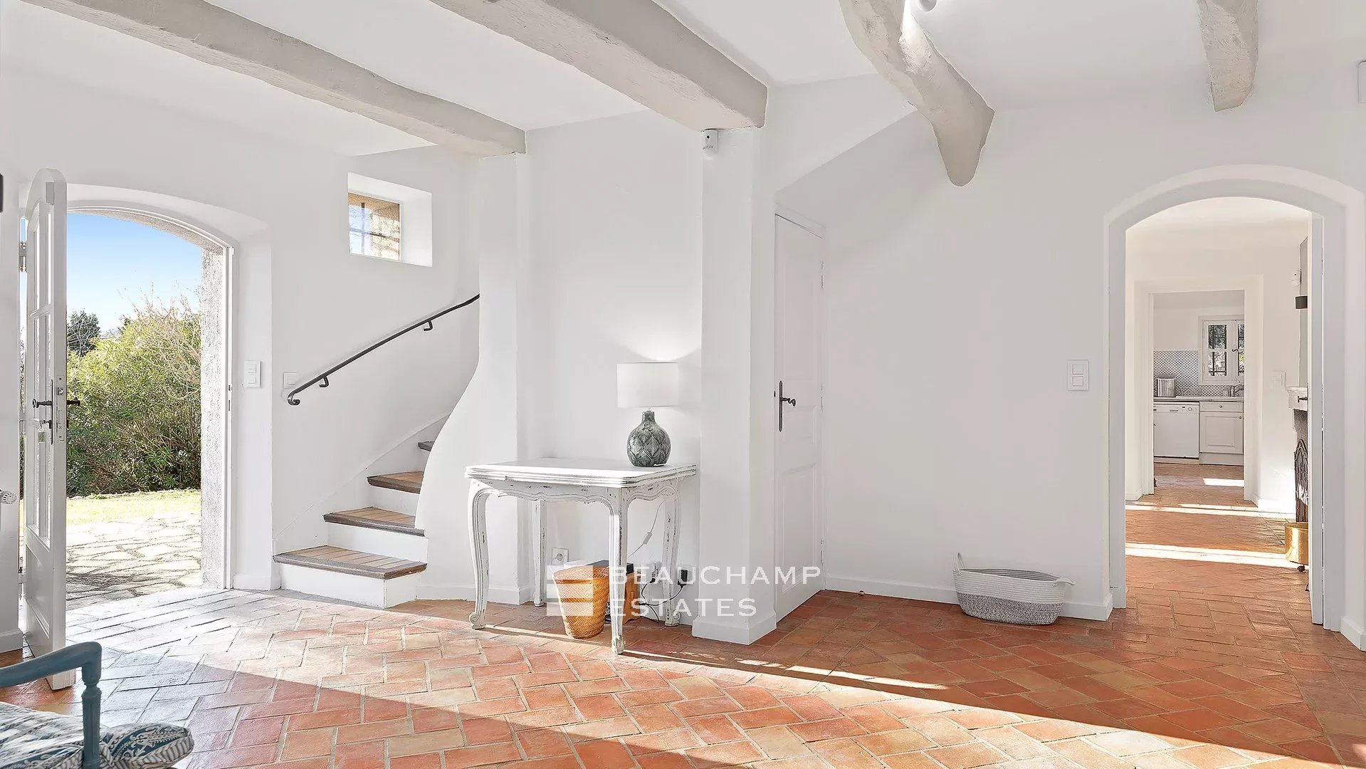 8-bedroom Provencal Mas located in a residential area 8-bedroom Provencal Mas located in a residential area