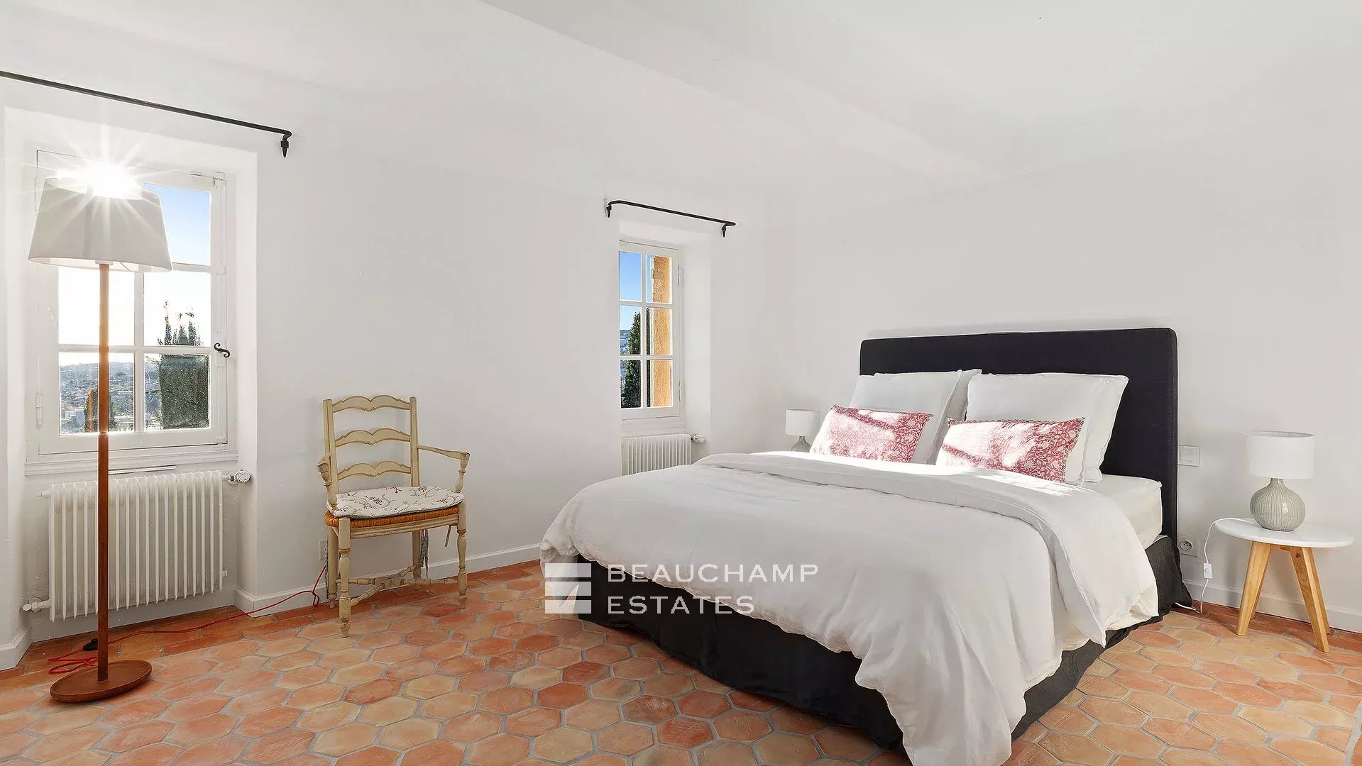 8-bedroom Provencal Mas located in a residential area 8-bedroom Provencal Mas located in a residential area