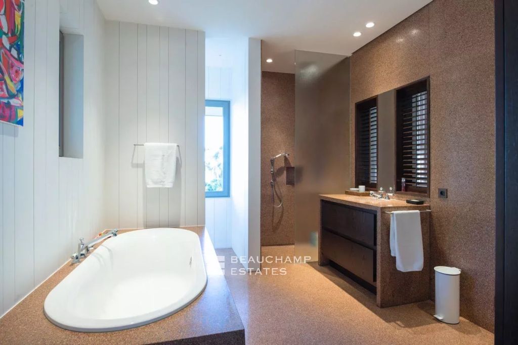 Magnificent 8-bedroom property with private access to the sea in Agay