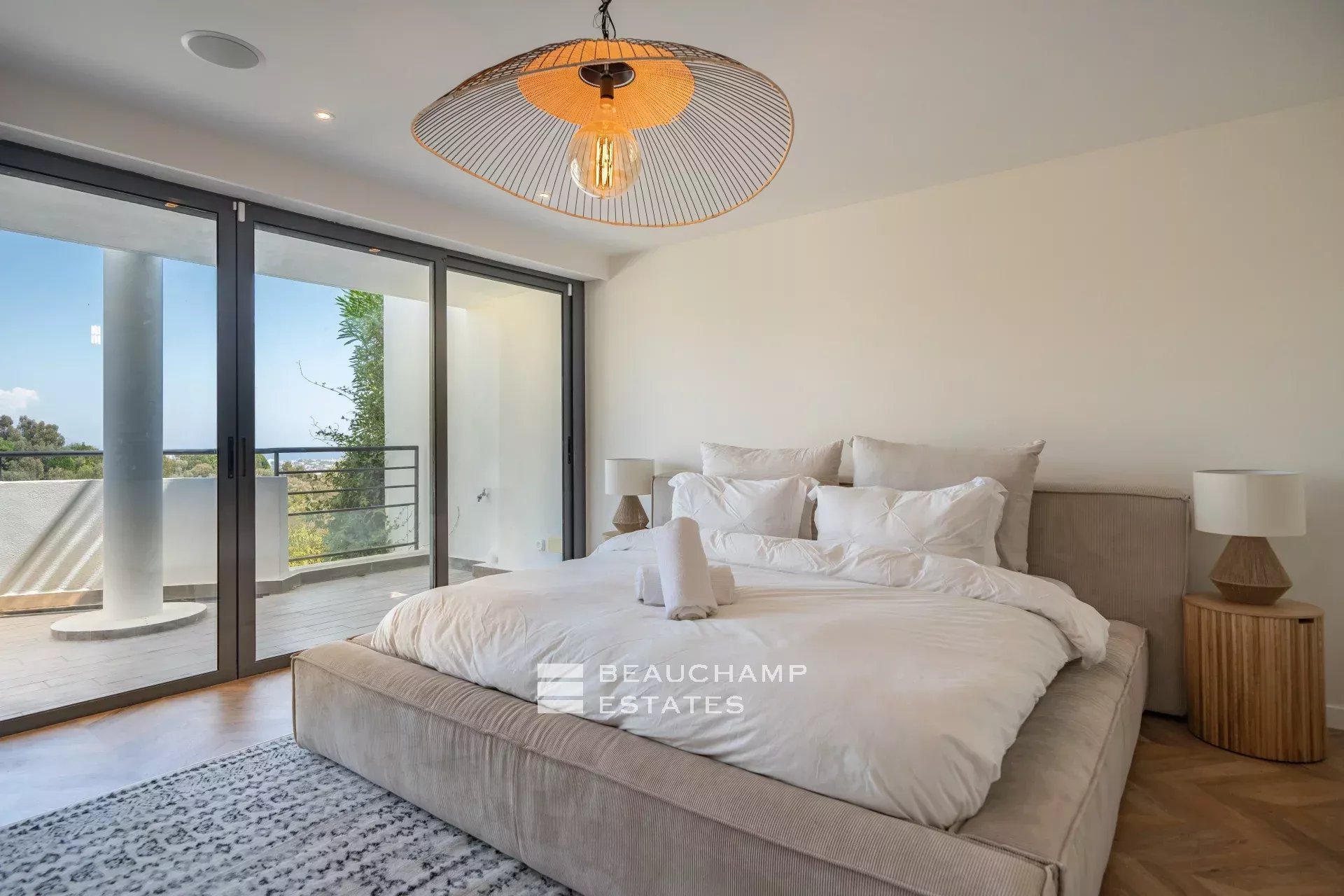 Villa Art Déco fraîchement rénovée avec une magnifique vue mer Newly renovated Art Deco villa with magnificent sea view