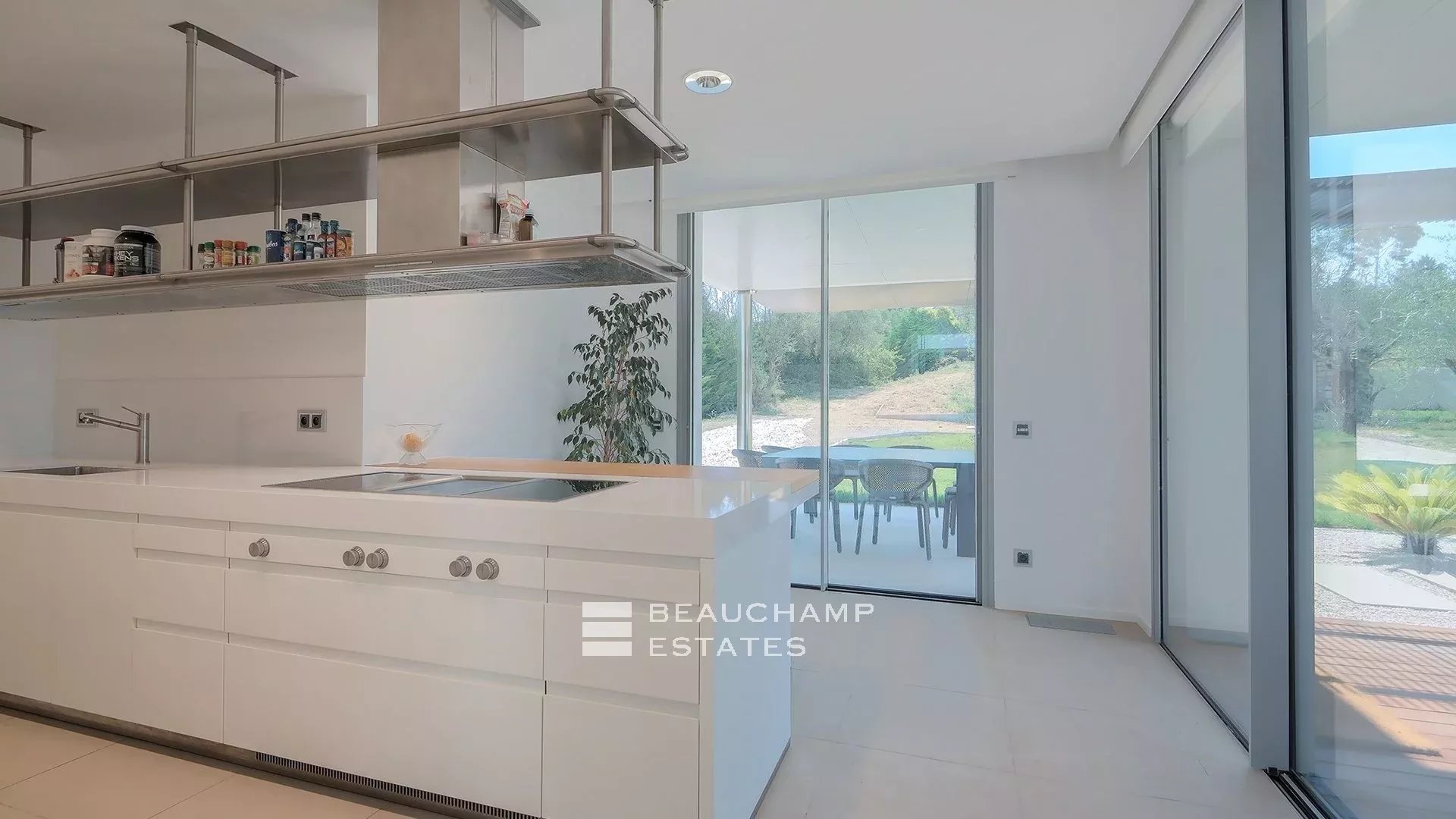 Villa moderne de 5 chambres située au coeur d’un domaine privé à proximité du village de Mougins Modern 5-bedroom villa located in the heart of a private estate near the village of Mougins