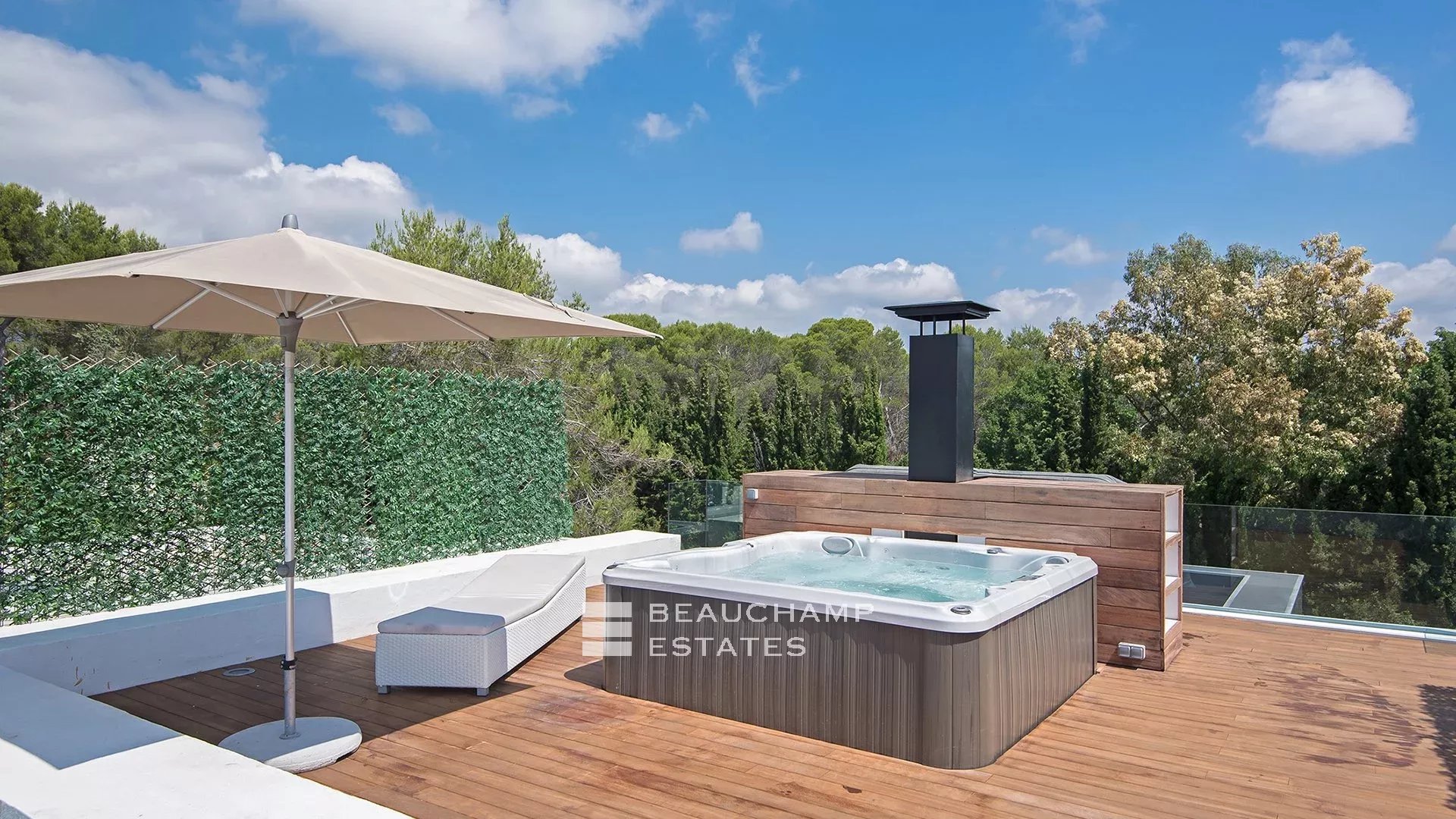 Villa moderne de 5 chambres située au coeur d’un domaine privé à proximité du village de Mougins Modern 5-bedroom villa located in the heart of a private estate near the village of Mougins