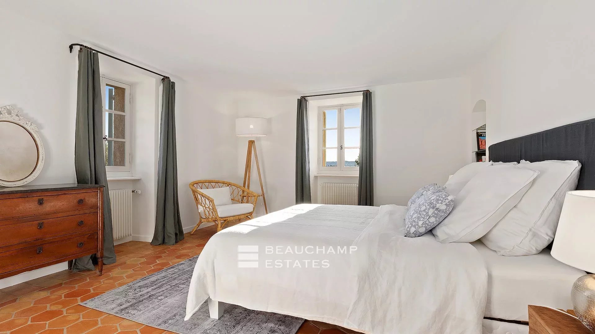 8-bedroom Provencal Mas located in a residential area 8-bedroom Provencal Mas located in a residential area