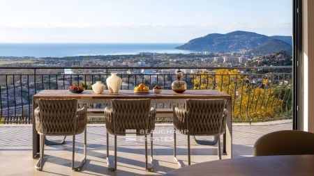Superb 8-bedroom villa nestled in the heights of Mandelieu