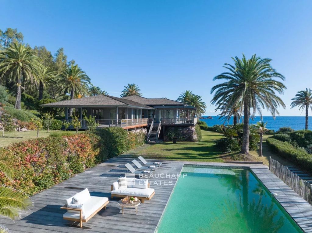 Magnificent 8-bedroom property with private access to the sea in Agay