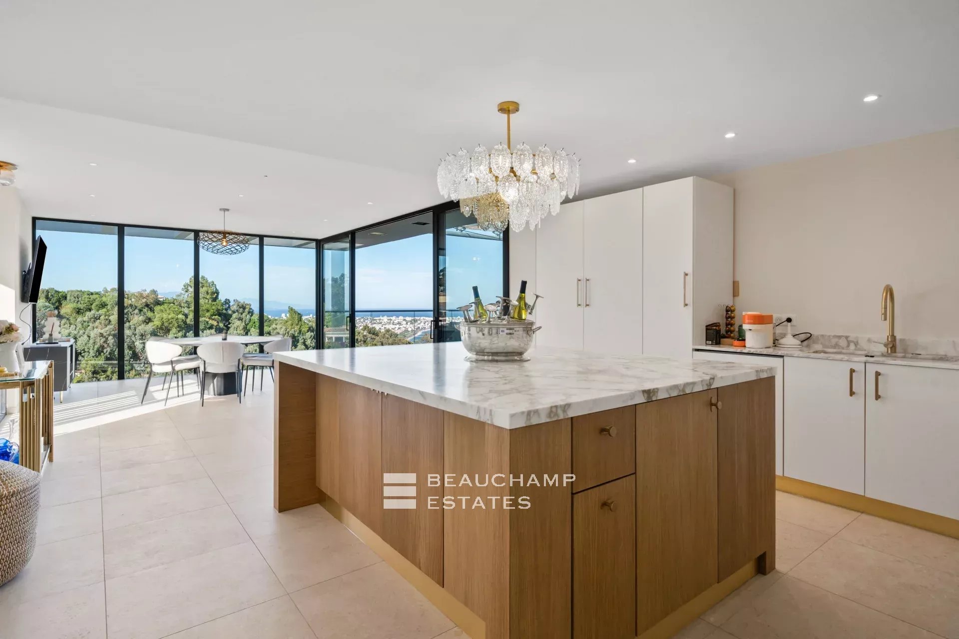 Villa Art Déco fraîchement rénovée avec une magnifique vue mer Newly renovated Art Deco villa with magnificent sea view