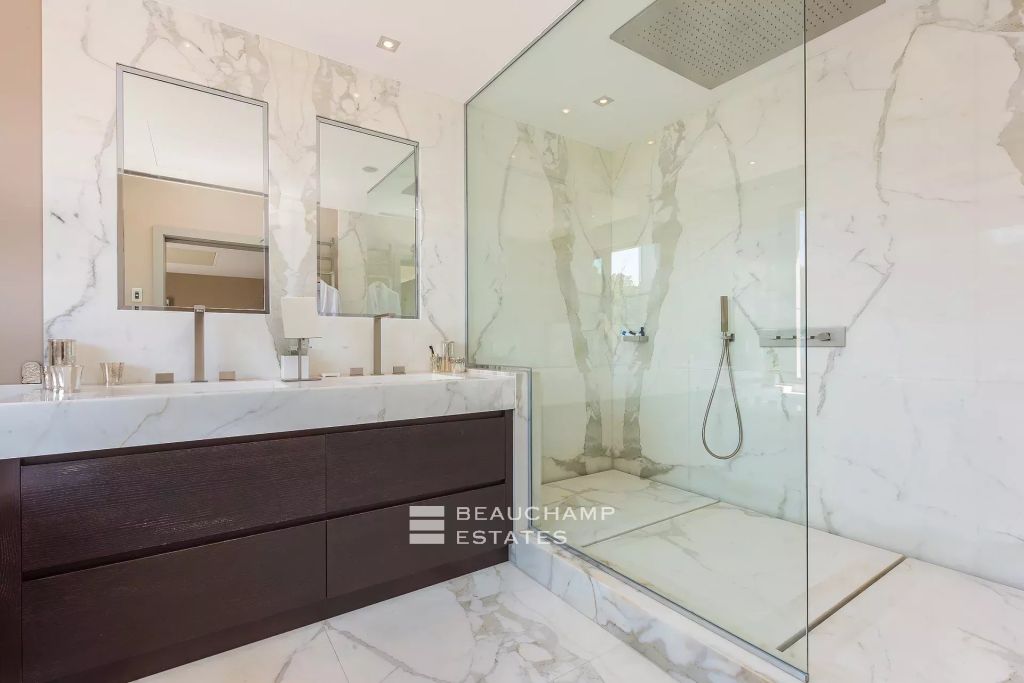 Beautiful modern villa with 6 bedrooms in the hills of Super Cannes