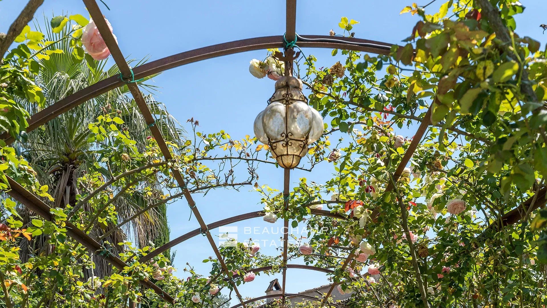 8-bedroom Provencal Mas located in a residential area 8-bedroom Provencal Mas located in a residential area