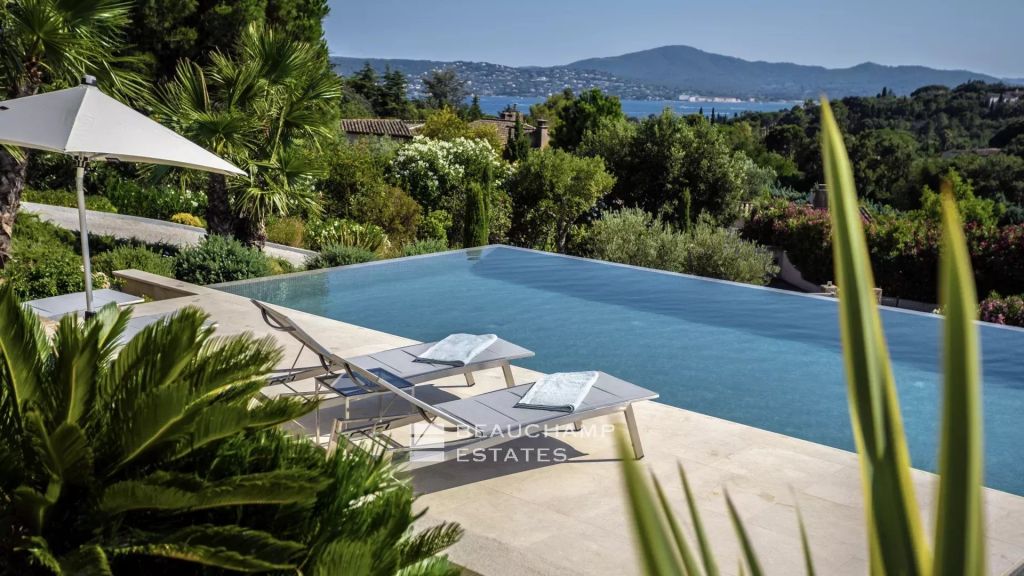 Exceptional modern villa with sea view in Beauvallon