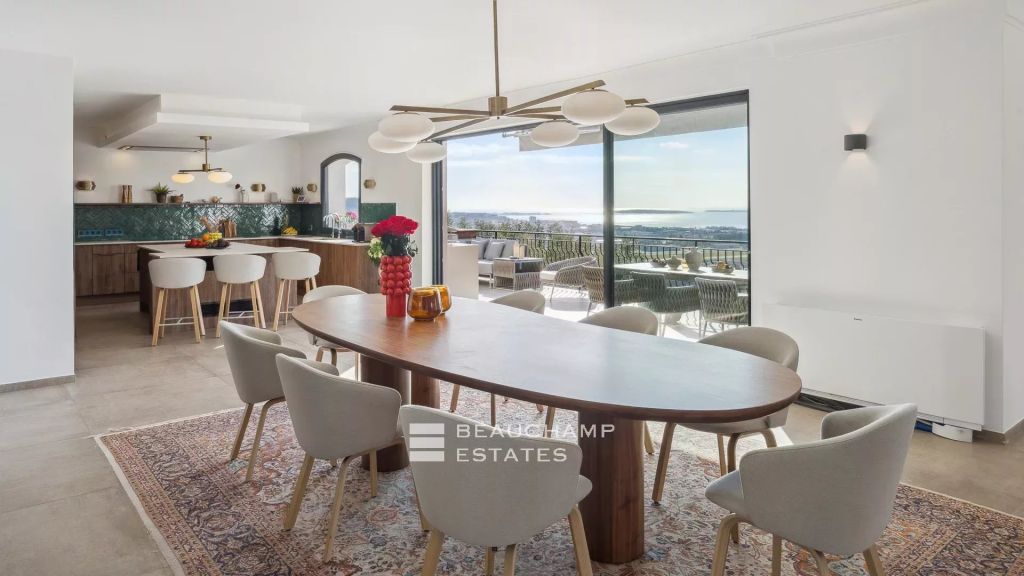 Superb 8-bedroom villa nestled in the heights of Mandelieu
