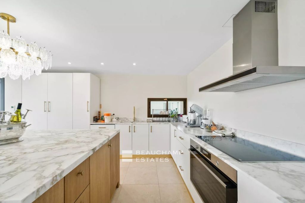 Newly renovated Art Deco villa with magnificent sea view
