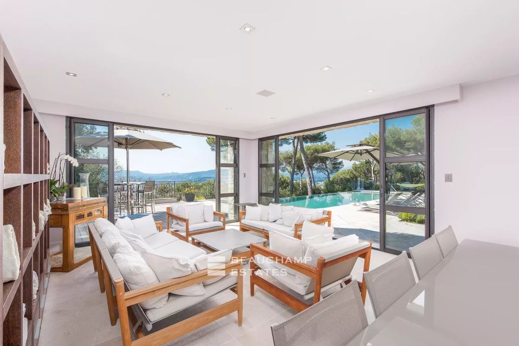 Beautiful modern villa with 6 bedrooms in the hills of Super Cannes