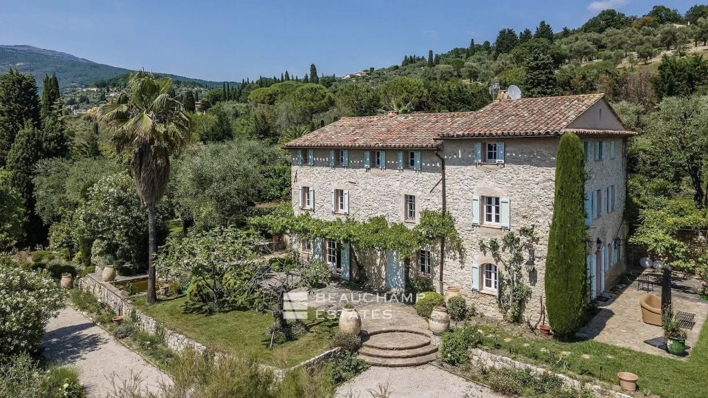 8-bedroom Provencal Mas located in a residential area