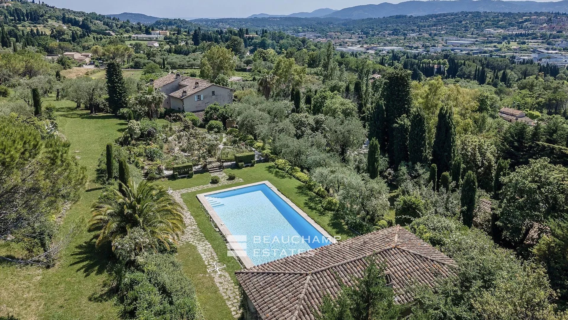 8-bedroom Provencal Mas located in a residential area 8-bedroom Provencal Mas located in a residential area