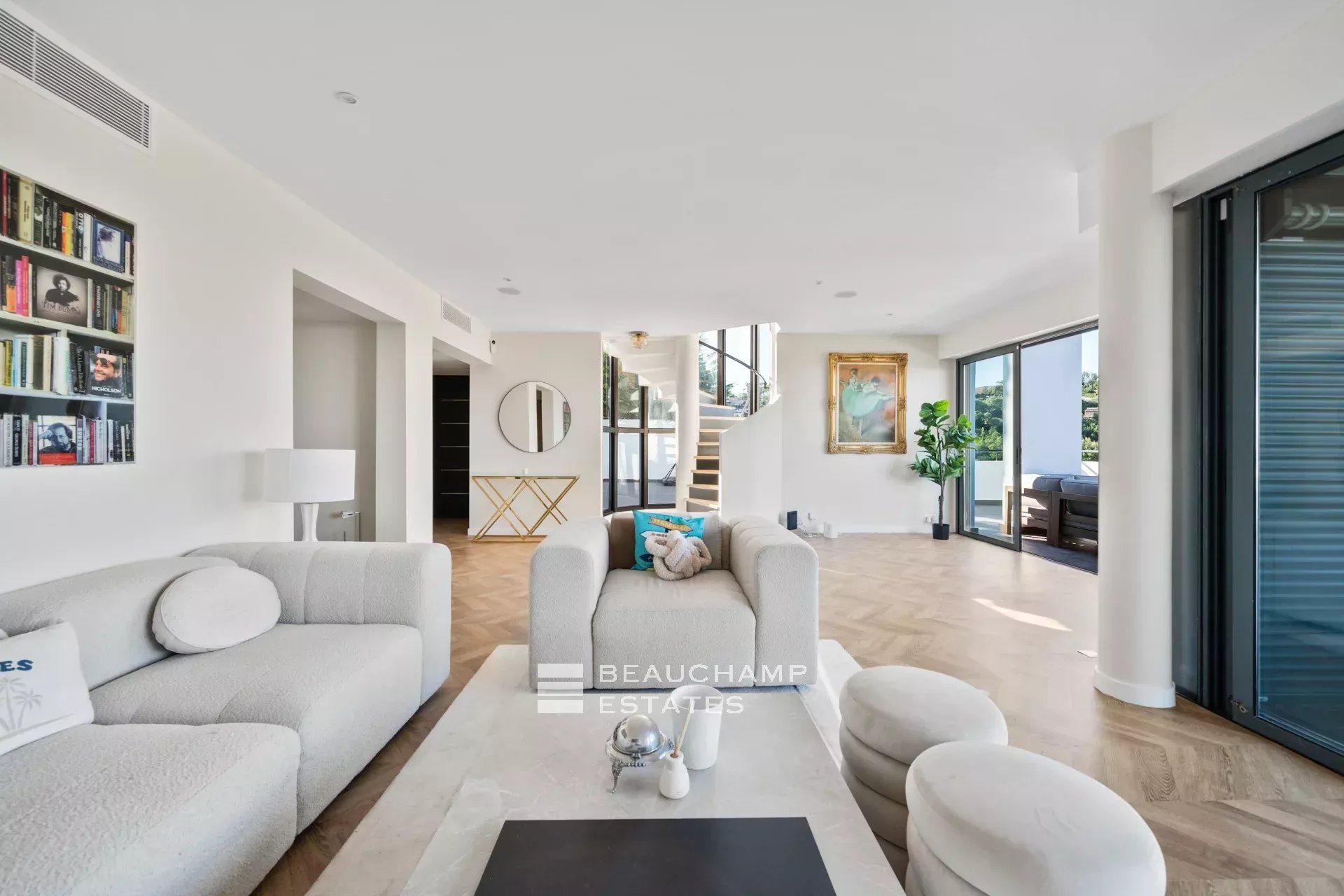 Villa Art Déco fraîchement rénovée avec une magnifique vue mer Newly renovated Art Deco villa with magnificent sea view