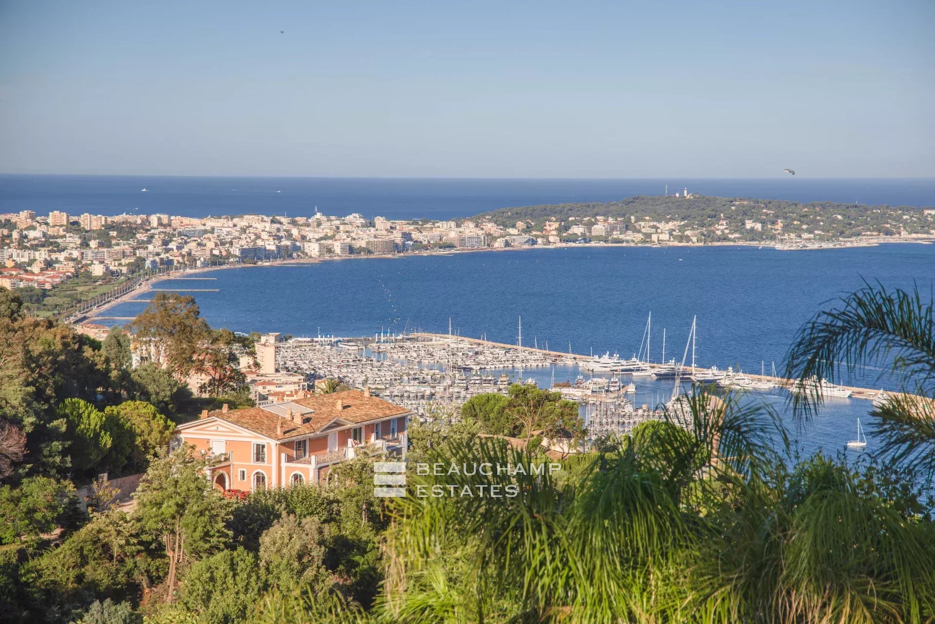 Villa Art Déco fraîchement rénovée avec une magnifique vue mer Newly renovated Art Deco villa with magnificent sea view