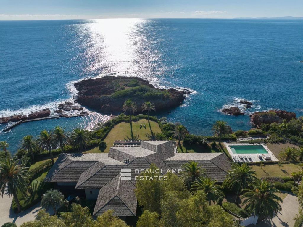 Magnificent 8-bedroom property with private access to the sea in Agay