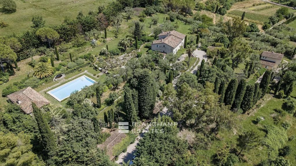 8-bedroom Provencal Mas located in a residential area