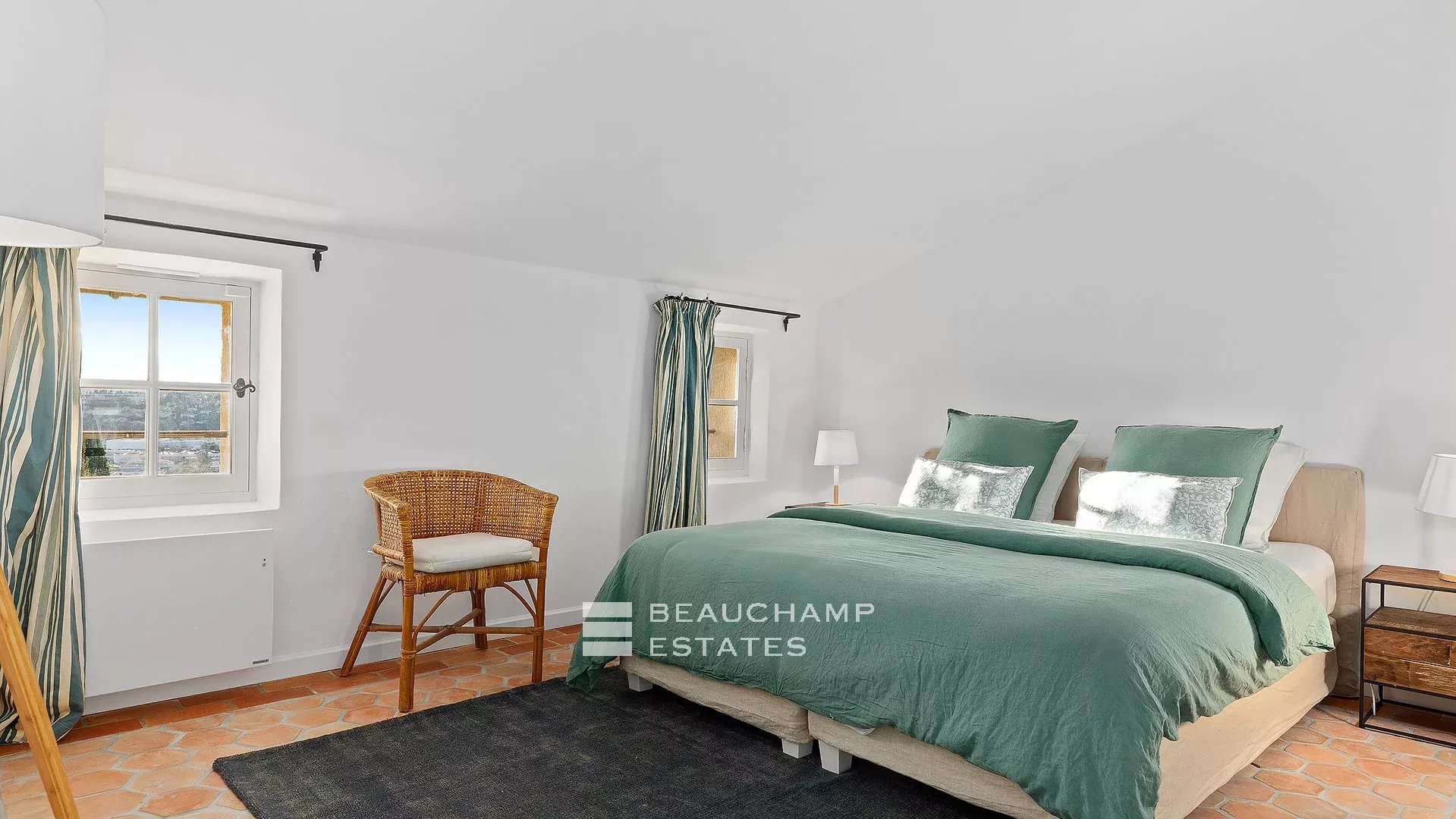 8-bedroom Provencal Mas located in a residential area 8-bedroom Provencal Mas located in a residential area