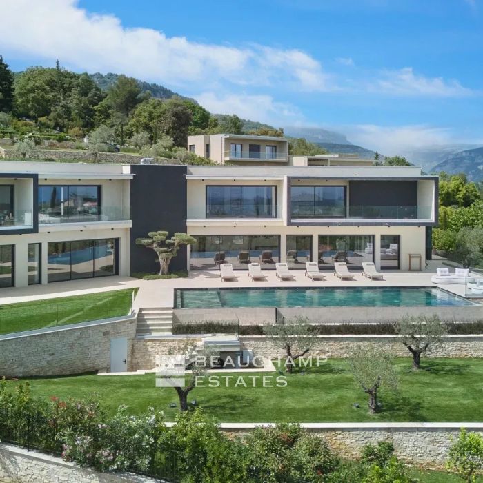 Contemporary 5-bedroom villa in the heart of a gated domain with sea views in Châteauneuf-Grasse.