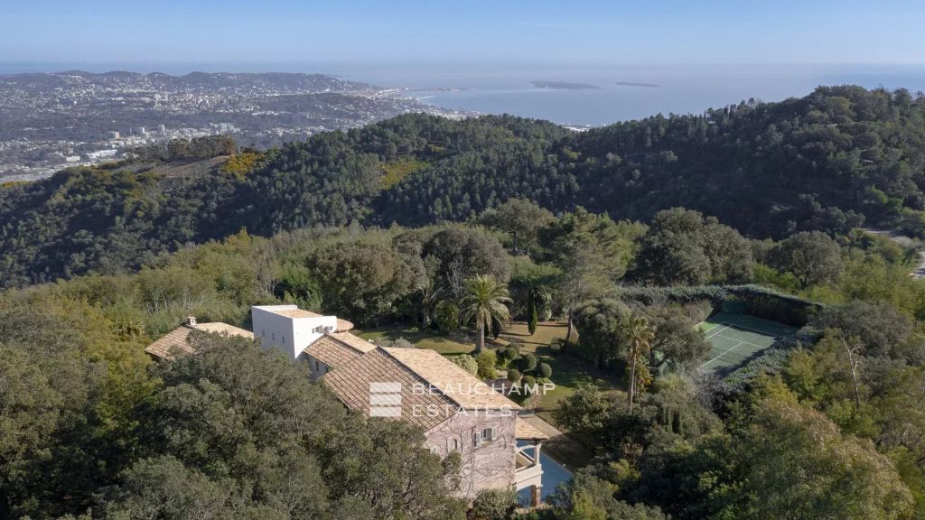 Provençal villa on the hills of Mandelieu with stunning sea view