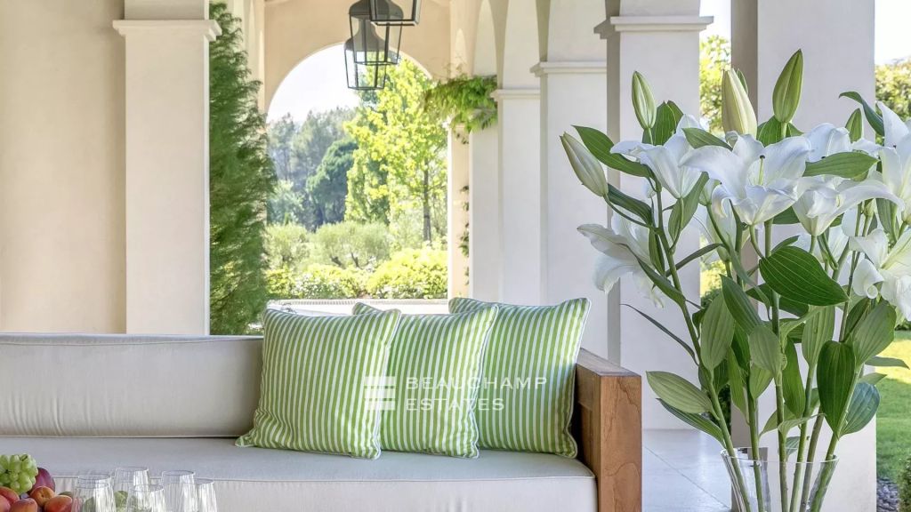 Luxury 8-Bedroom Property with Entertainment Room, Cinema, Wine Cellar, Spa, and Golf View in the Heart of the Exclusive Terre Blanche Estate