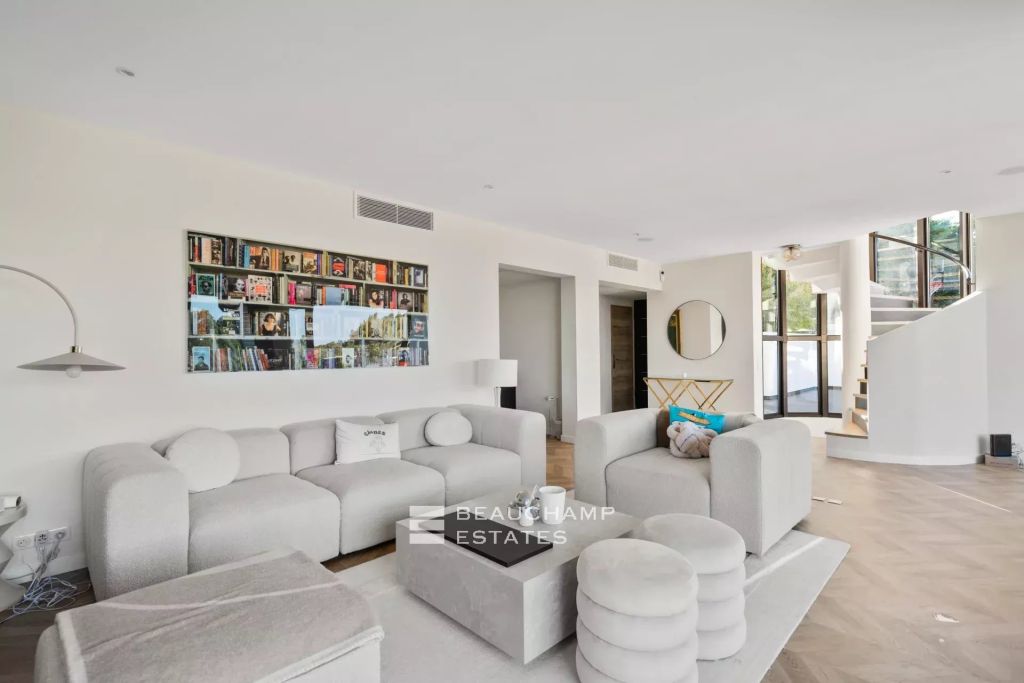Newly renovated Art Deco villa with magnificent sea view