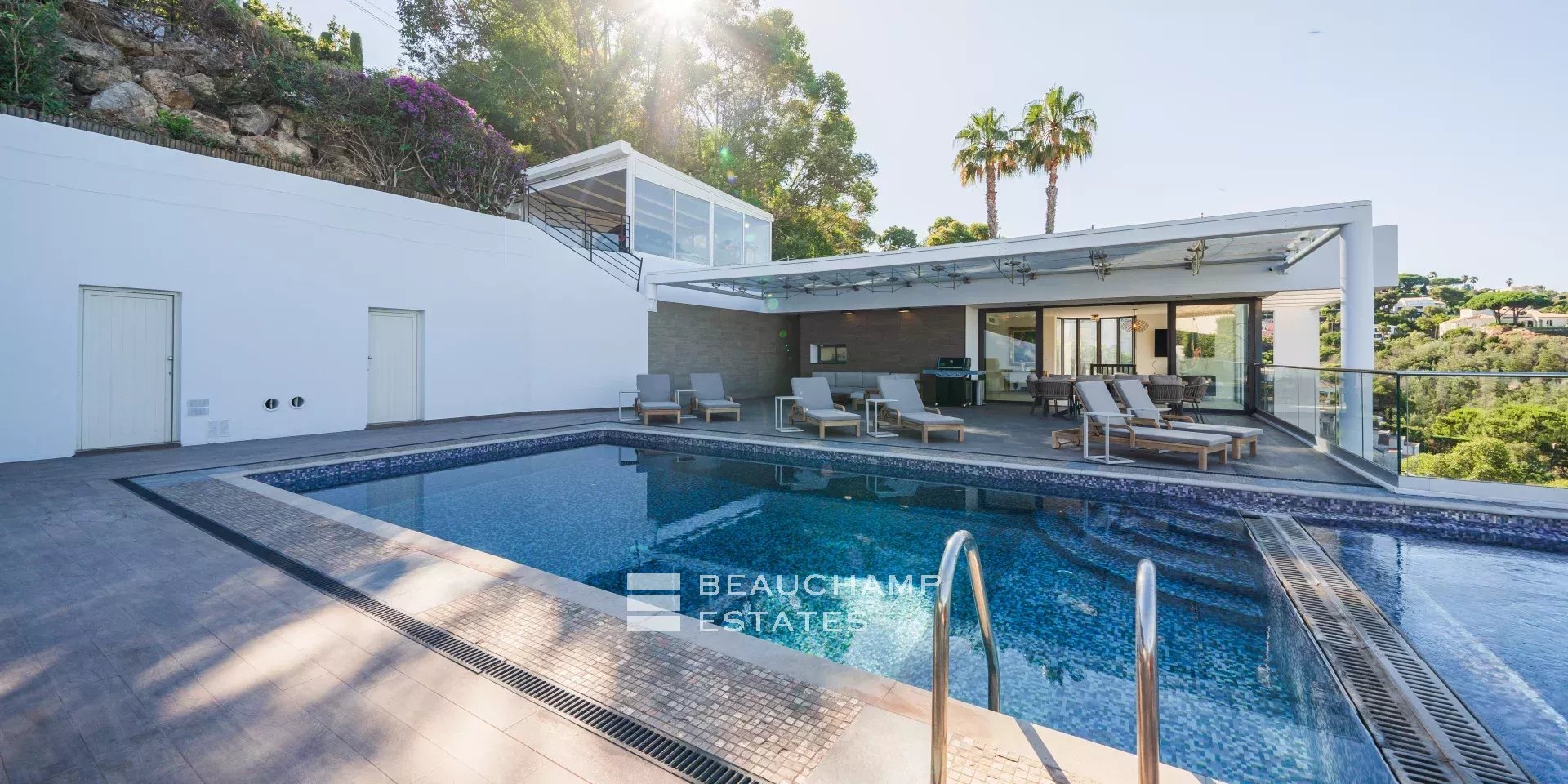 Villa Art Déco fraîchement rénovée avec une magnifique vue mer Newly renovated Art Deco villa with magnificent sea view