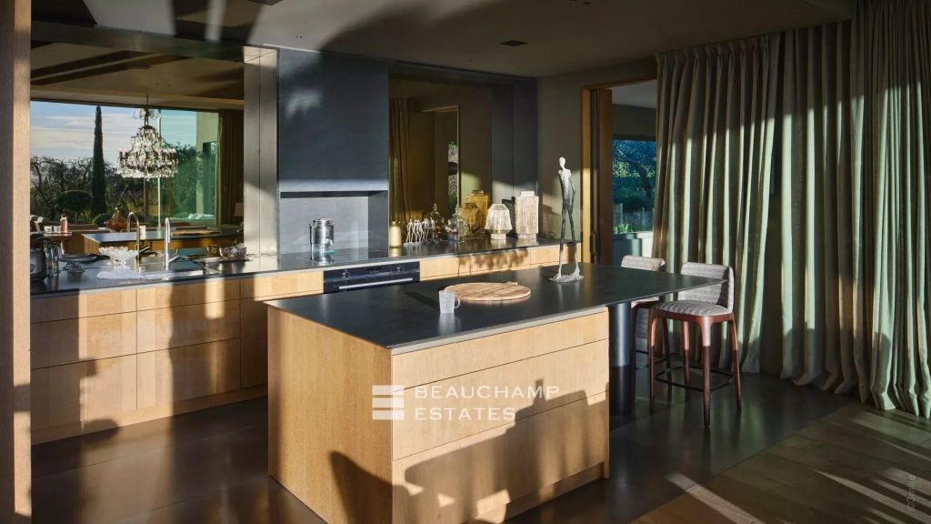 Contemporary 5-Bedroom Villa, Peaceful and Close to Mougins Village