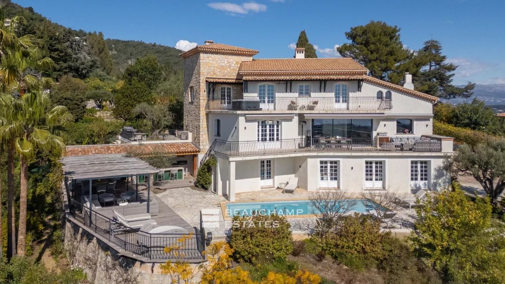 Superb 8-bedroom villa nestled in the heights of Mandelieu