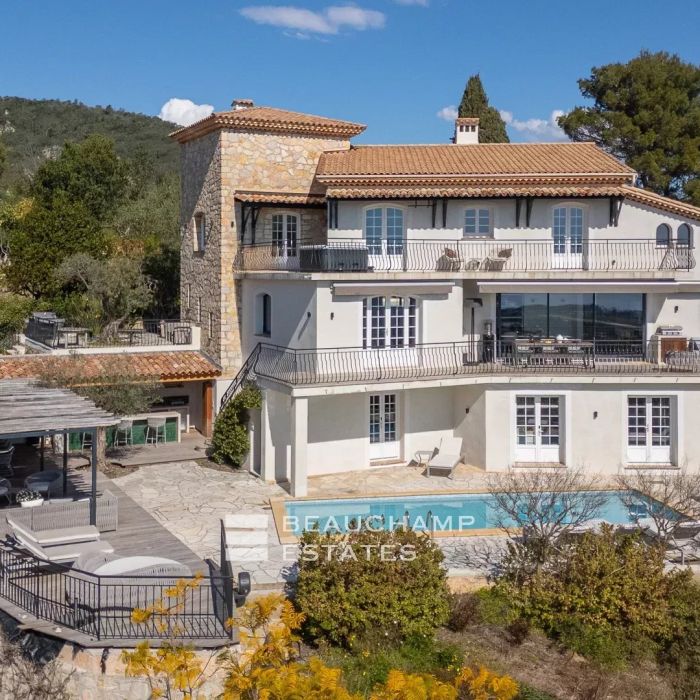 Superbe Villa de 8 chambres nichée dans les hauteurs de Mandelieu