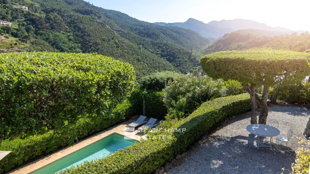 Charming Provençal Villa with Sea and Mountain Views