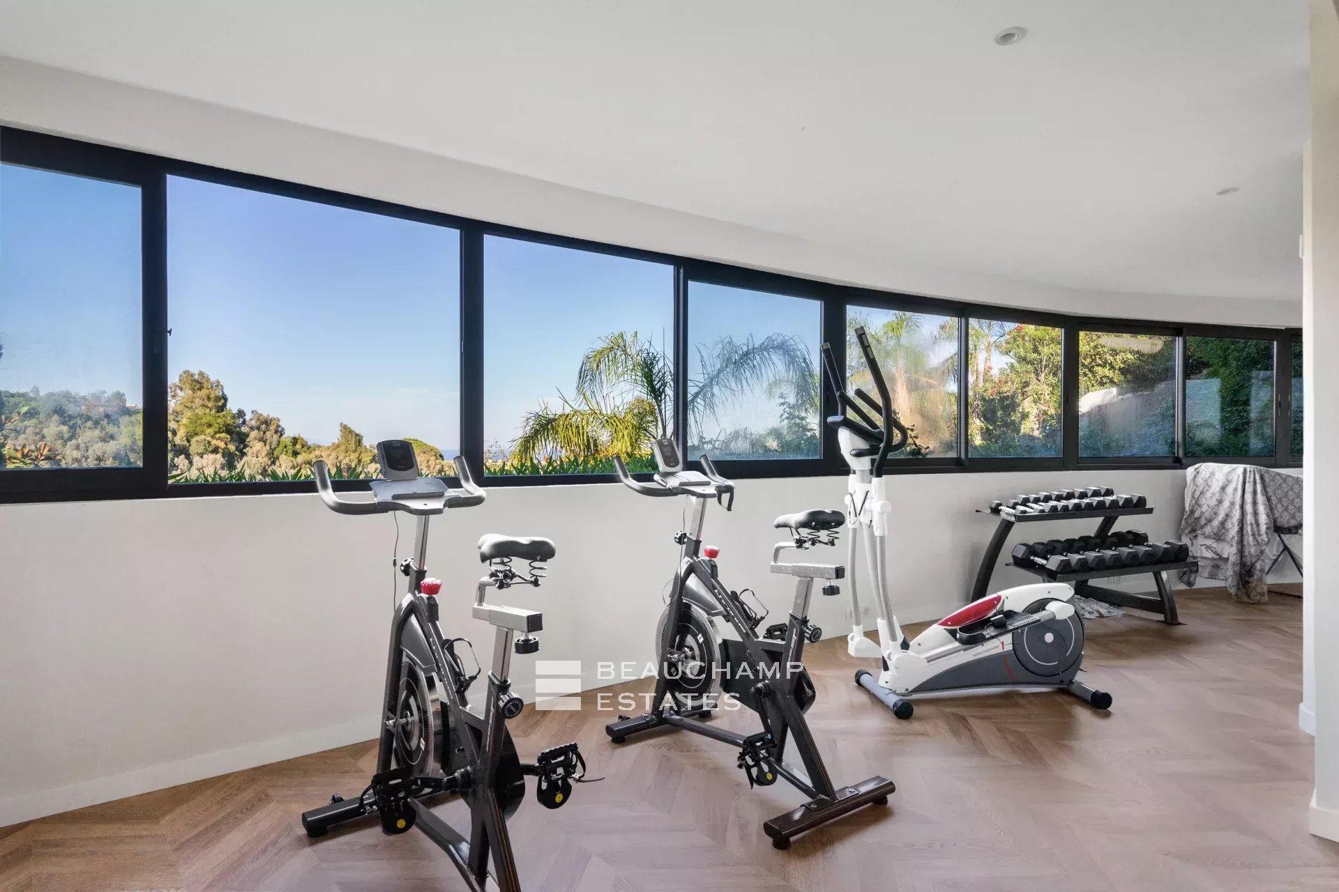 Villa Art Déco fraîchement rénovée avec une magnifique vue mer Newly renovated Art Deco villa with magnificent sea view