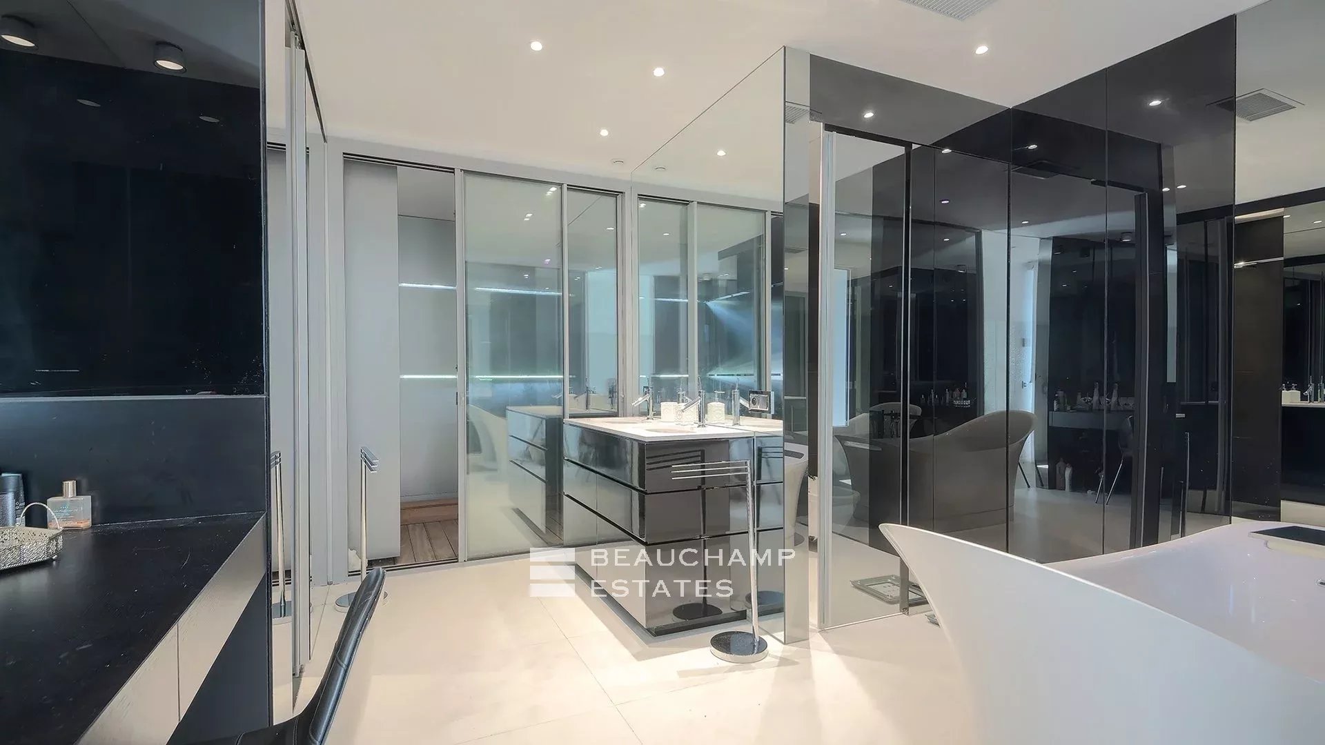 Villa moderne de 5 chambres située au coeur d’un domaine privé à proximité du village de Mougins Modern 5-bedroom villa located in the heart of a private estate near the village of Mougins