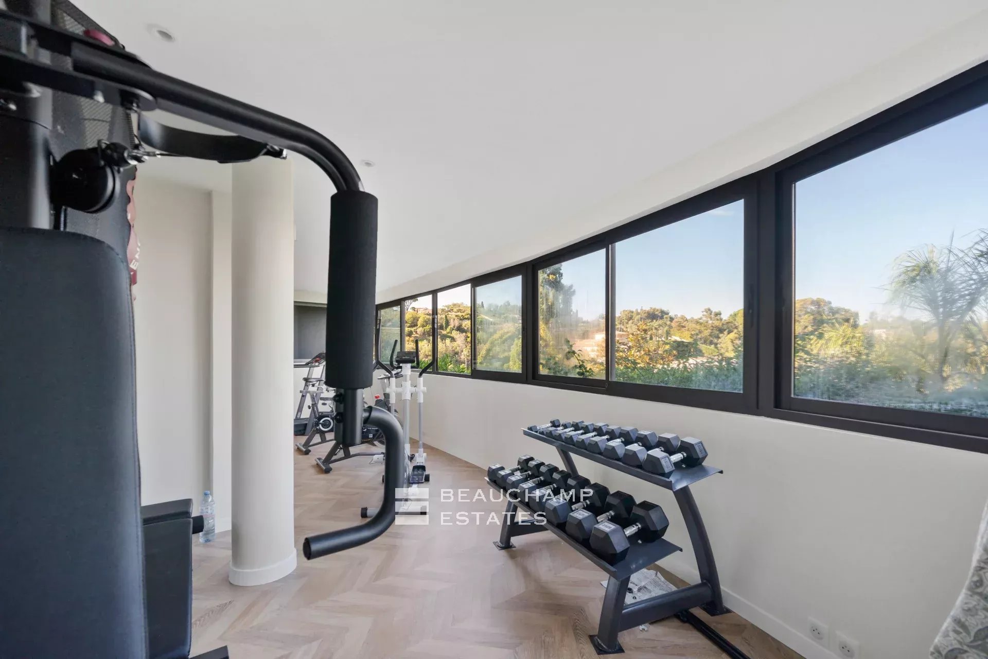 Villa Art Déco fraîchement rénovée avec une magnifique vue mer Newly renovated Art Deco villa with magnificent sea view