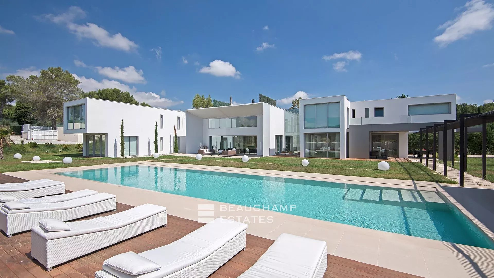 Villa moderne de 5 chambres située au coeur d’un domaine privé à proximité du village de Mougins Modern 5-bedroom villa located in the heart of a private estate near the village of Mougins