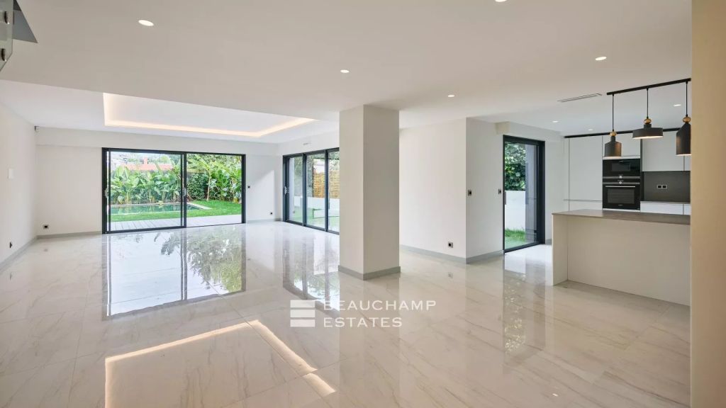 4-Bedroom Apartment with Private Garden and Swimming Pool