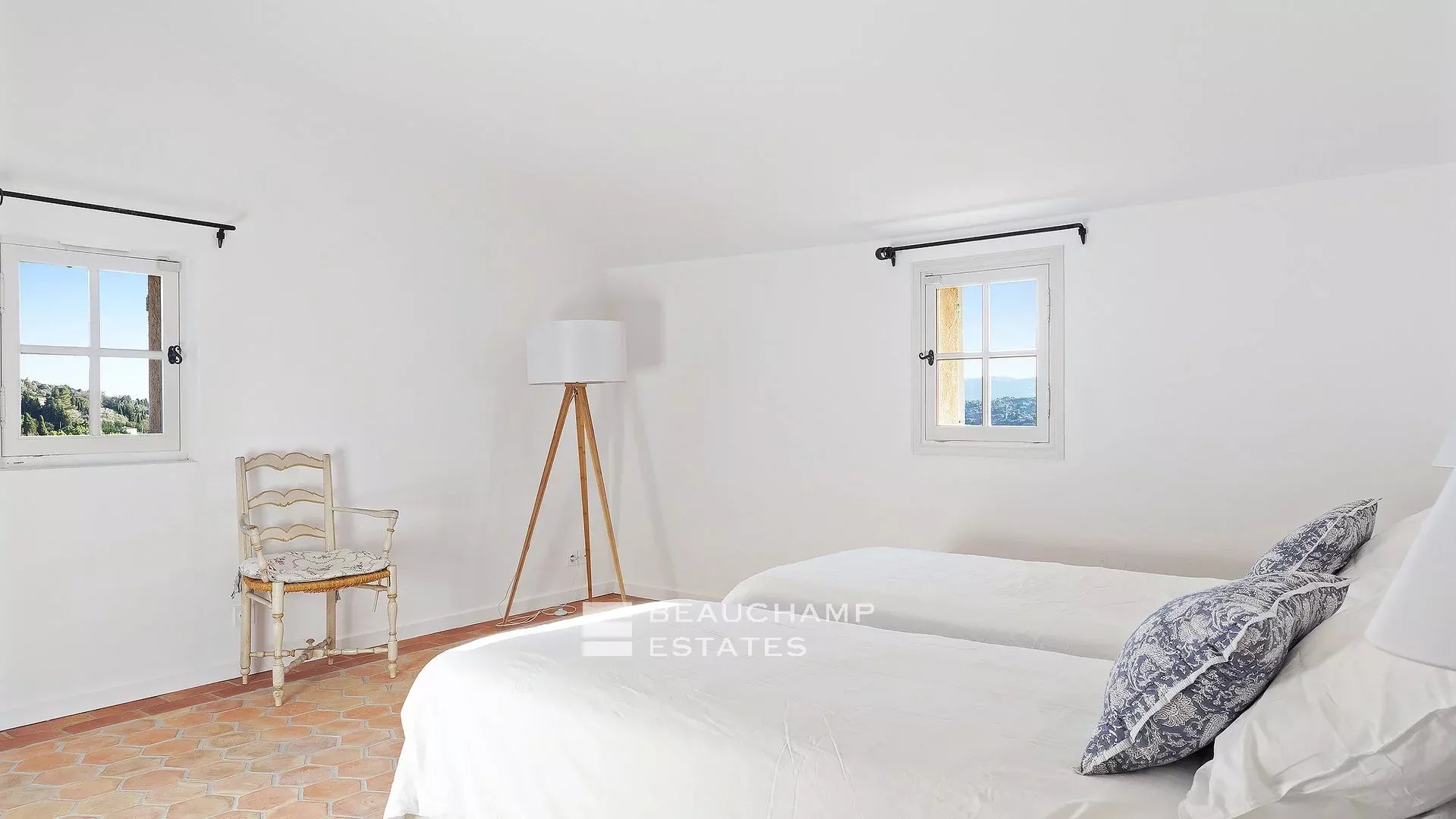 8-bedroom Provencal Mas located in a residential area 8-bedroom Provencal Mas located in a residential area