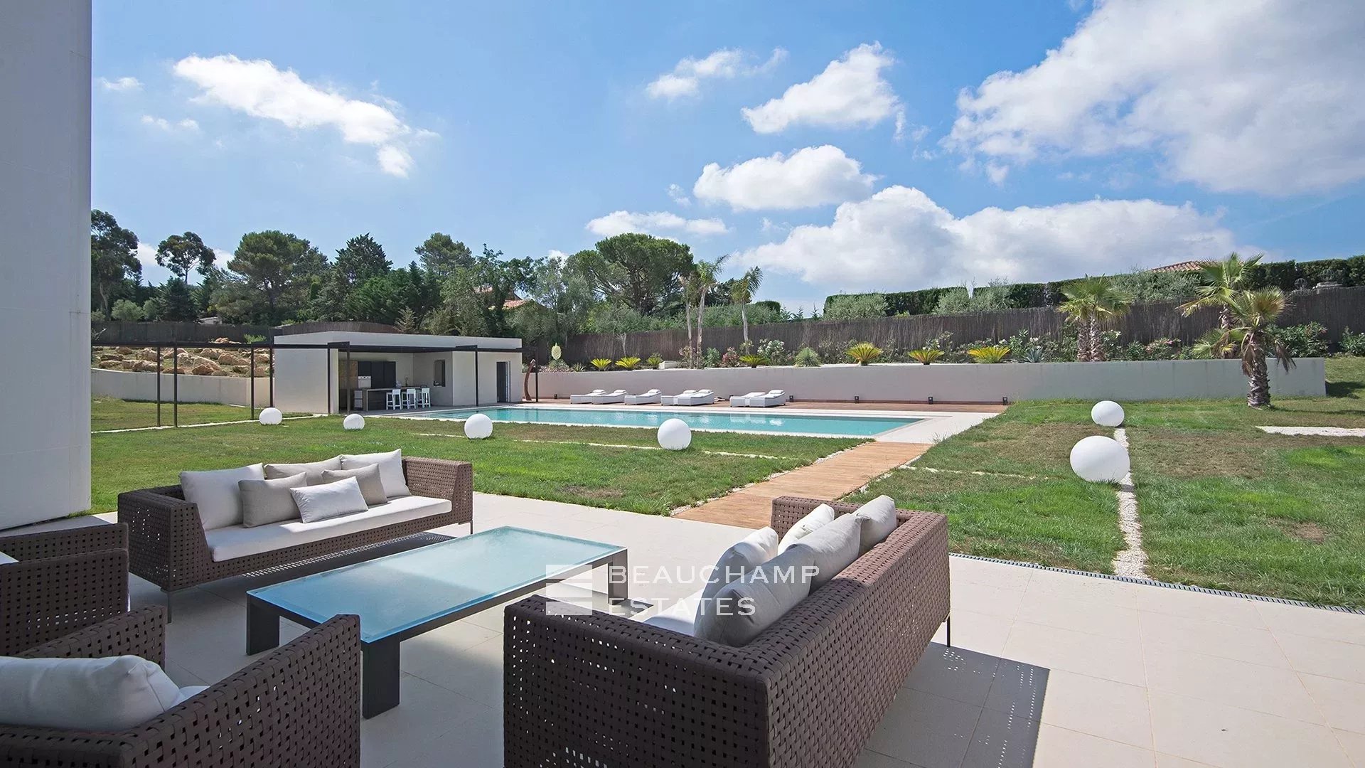 Villa moderne de 5 chambres située au coeur d’un domaine privé à proximité du village de Mougins Modern 5-bedroom villa located in the heart of a private estate near the village of Mougins