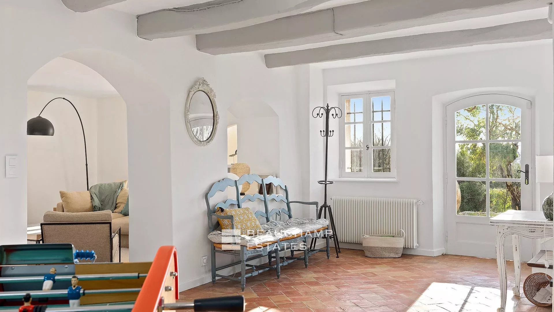 8-bedroom Provencal Mas located in a residential area 8-bedroom Provencal Mas located in a residential area