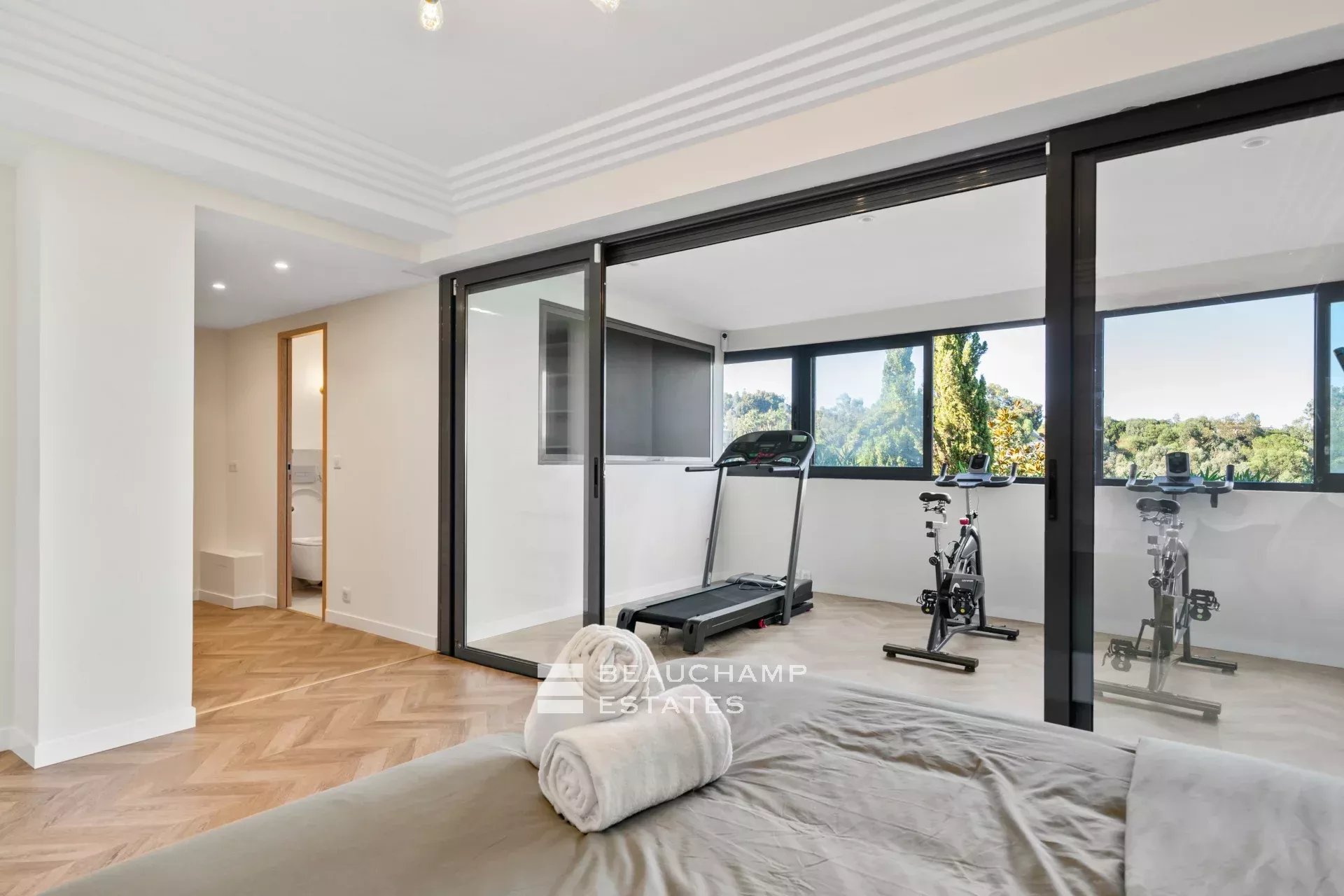 Villa Art Déco fraîchement rénovée avec une magnifique vue mer Newly renovated Art Deco villa with magnificent sea view