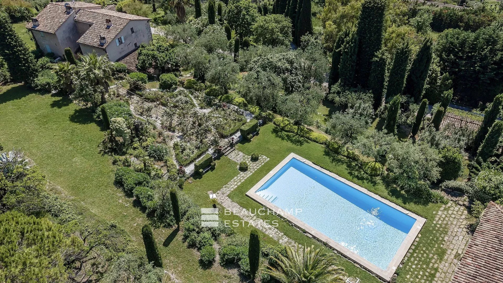 8-bedroom Provencal Mas located in a residential area 8-bedroom Provencal Mas located in a residential area