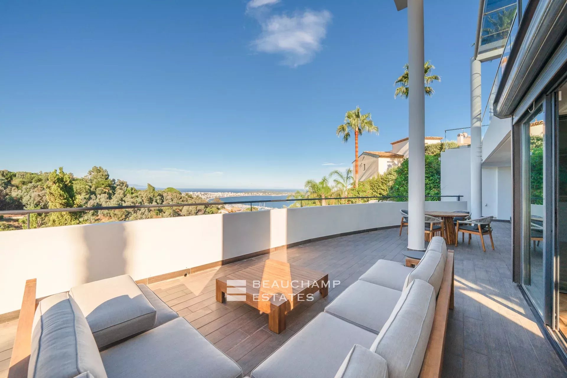 Villa Art Déco fraîchement rénovée avec une magnifique vue mer Newly renovated Art Deco villa with magnificent sea view