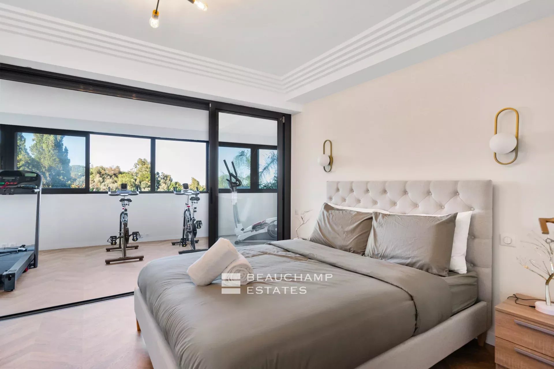 Villa Art Déco fraîchement rénovée avec une magnifique vue mer Newly renovated Art Deco villa with magnificent sea view