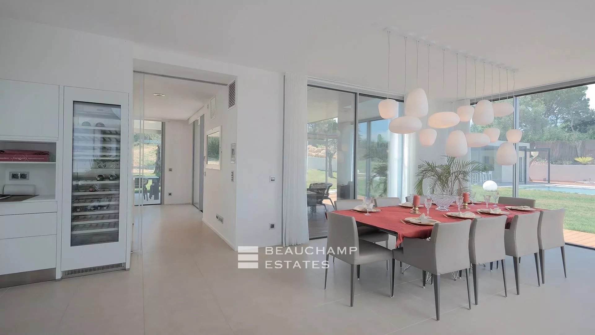 Villa moderne de 5 chambres située au coeur d’un domaine privé à proximité du village de Mougins Modern 5-bedroom villa located in the heart of a private estate near the village of Mougins