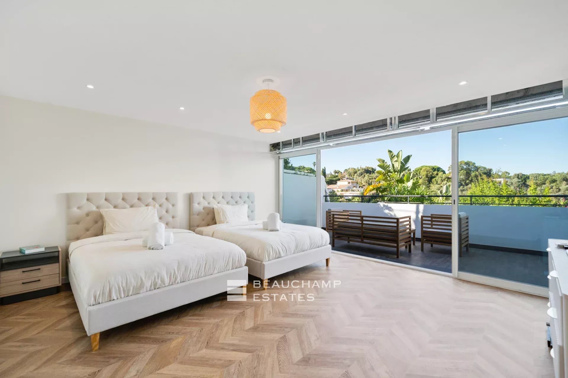 Villa Art Déco fraîchement rénovée avec une magnifique vue mer Newly renovated Art Deco villa with magnificent sea view