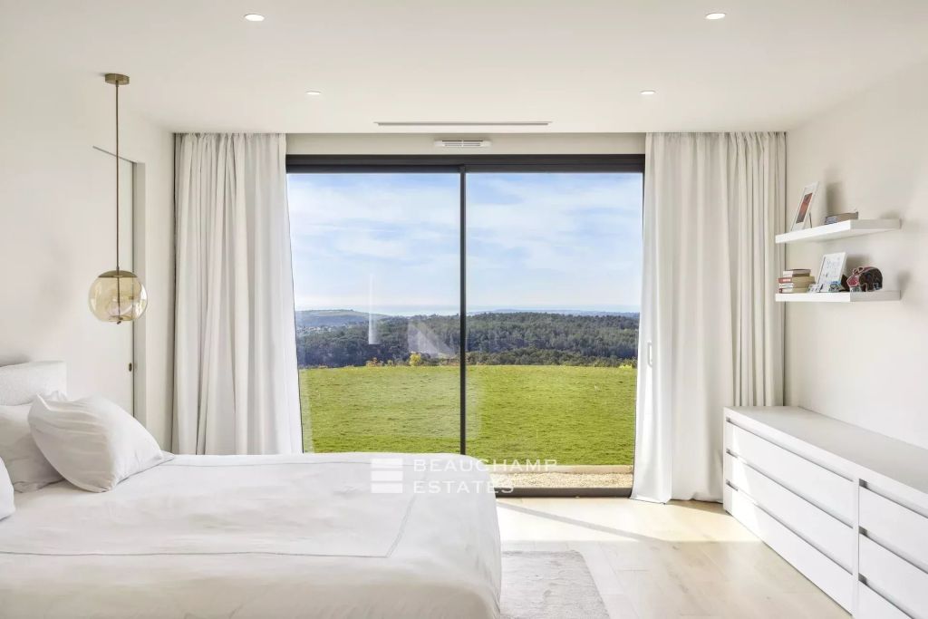 Roquefort-les-Pins – New Contemporary Villa with Exceptional Sea Views