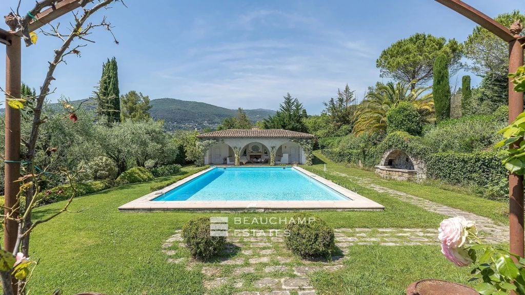 8-bedroom Provencal Mas located in a residential area