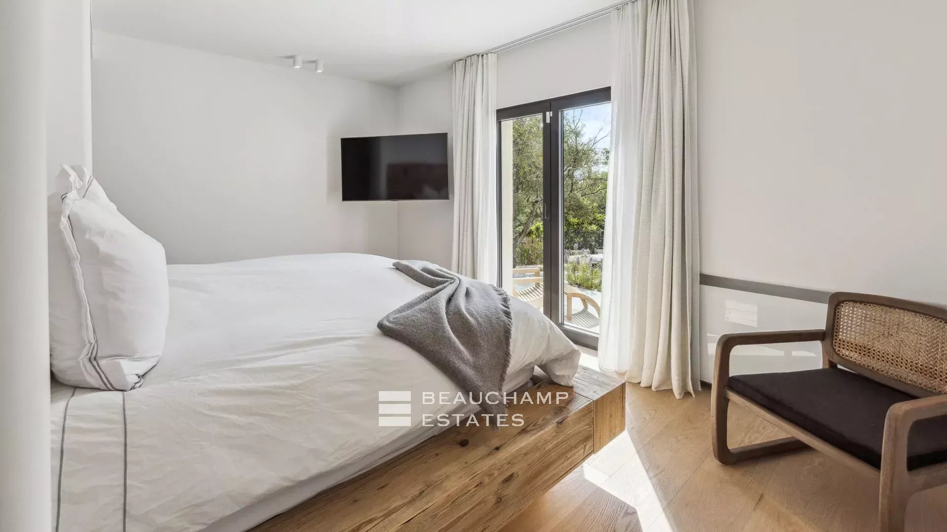 5-bedroom neo-Provencal villa in Opio 5-bedroom neo-Provencal villa in Opio