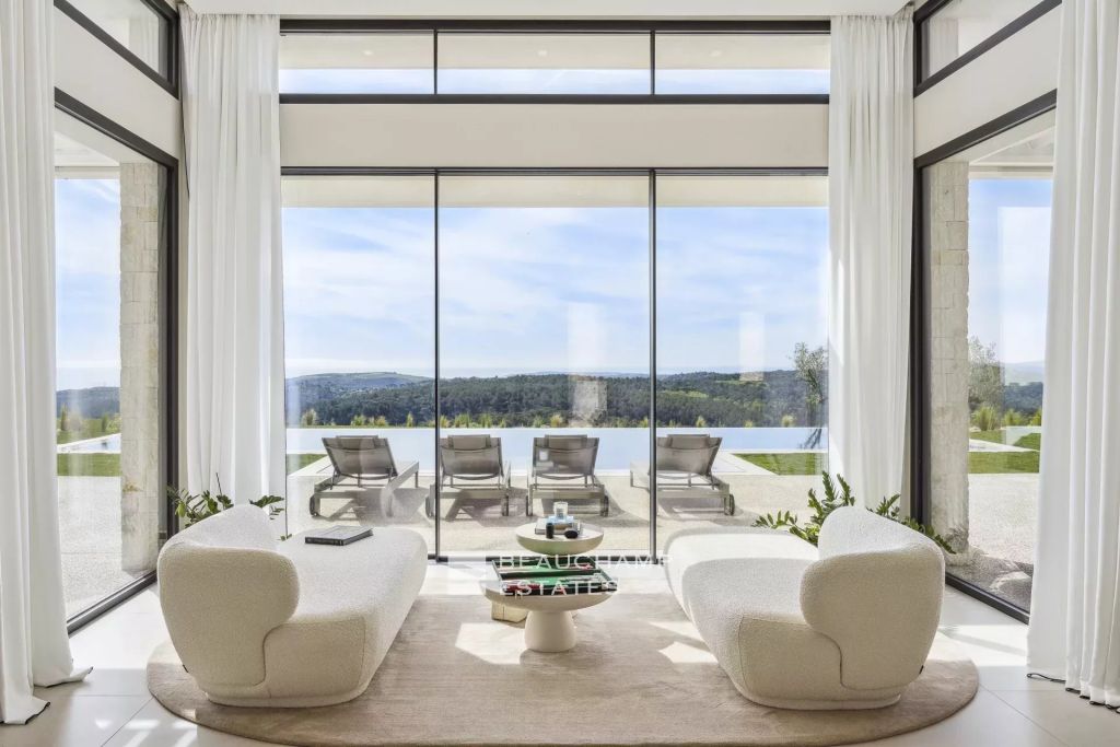 Roquefort-les-Pins – New Contemporary Villa with Exceptional Sea Views